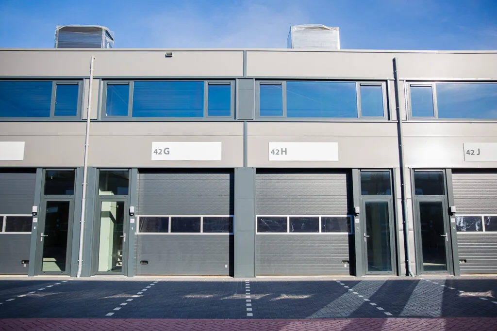 Vooraanzicht van moderne bedrijfsunits aan de Laan van S-Gravenmade met unitnummers 42G, 42H en 42J.